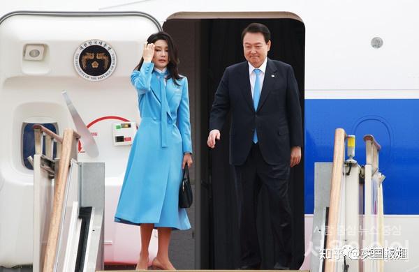 韩总统夫人访美走时装秀抢尽风头换20套衣服曝光比总统都多网友喷要
