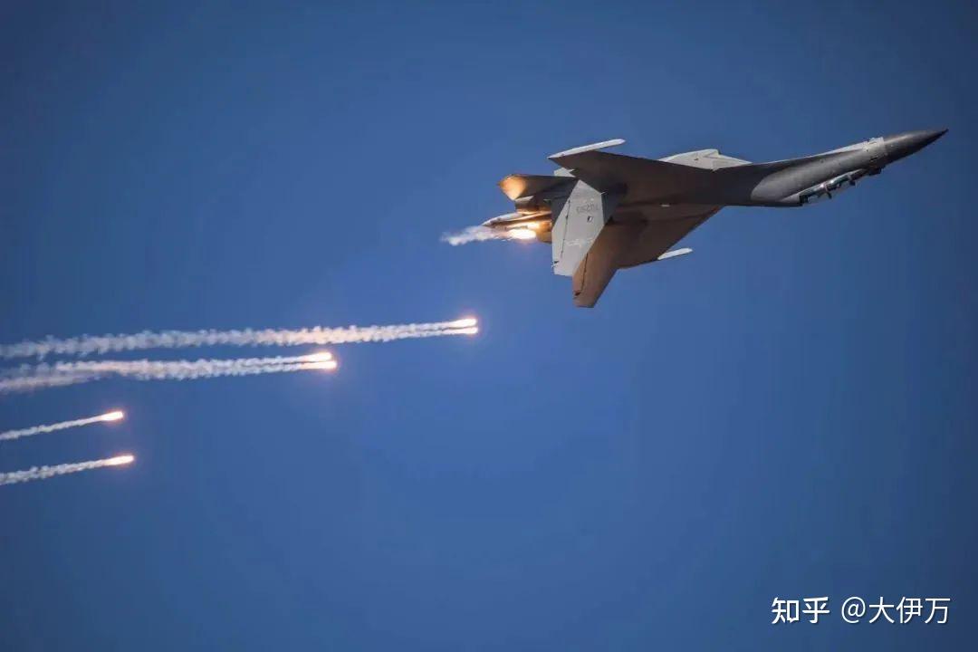 毕竟在公用频道上喊话喊不到,那么跟踪飞机可以通过释放信号弹的形式