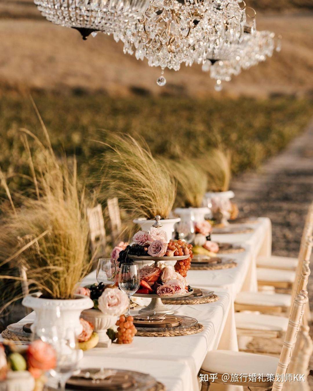 自然怀旧又质朴纯真的秋色系户外婚礼晚宴