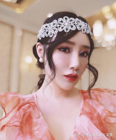 微博认证为时尚美妆博主的姚蜜蜜就是其中一员.