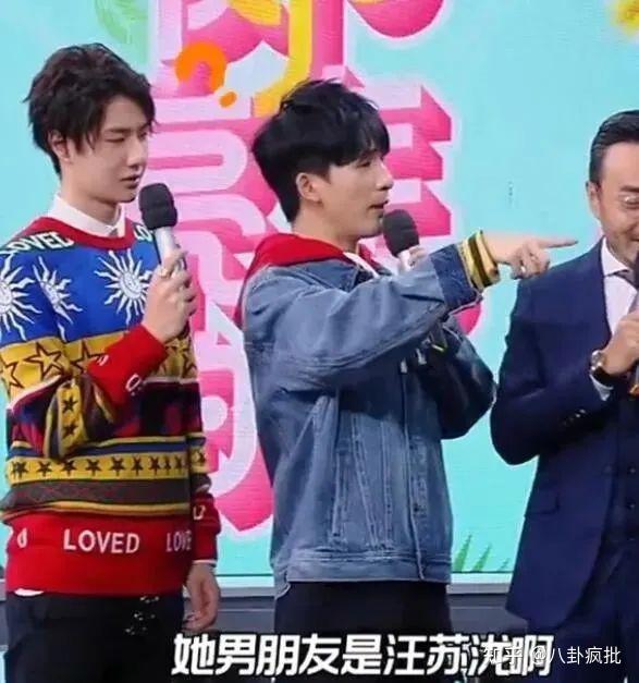 "这话一出,无疑坐实了两位的关系,一旁的钱枫委婉的 cue到了汪苏泷,称