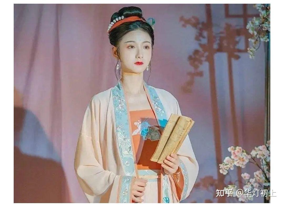 17,西宫秋怨--王昌龄芙蓉不及美人妆,水殿风来珠翠香.