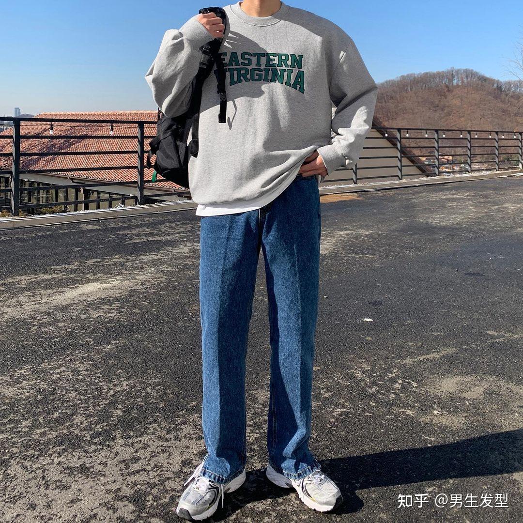 look3:灰色卫衣 蓝色牛仔裤 灰色老爹鞋