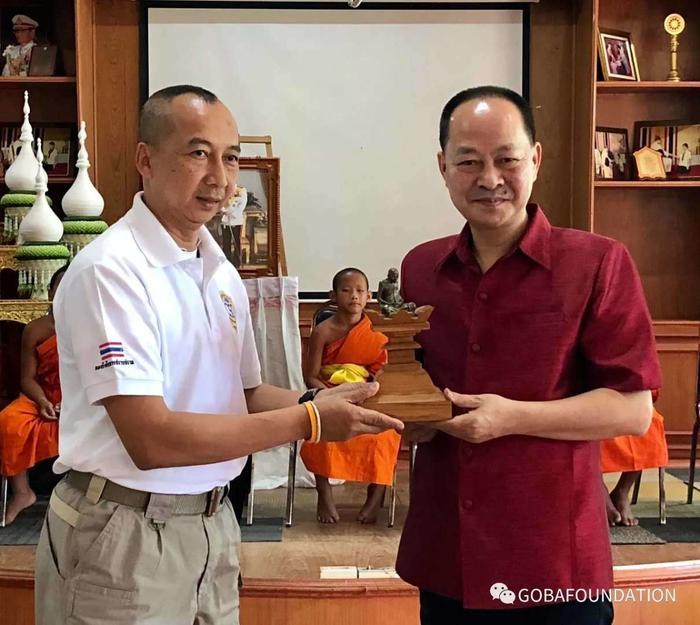 在捐赠仪式上,托萨·素威莫警上校代表世界一带一路基金会致辞,王鸿宾