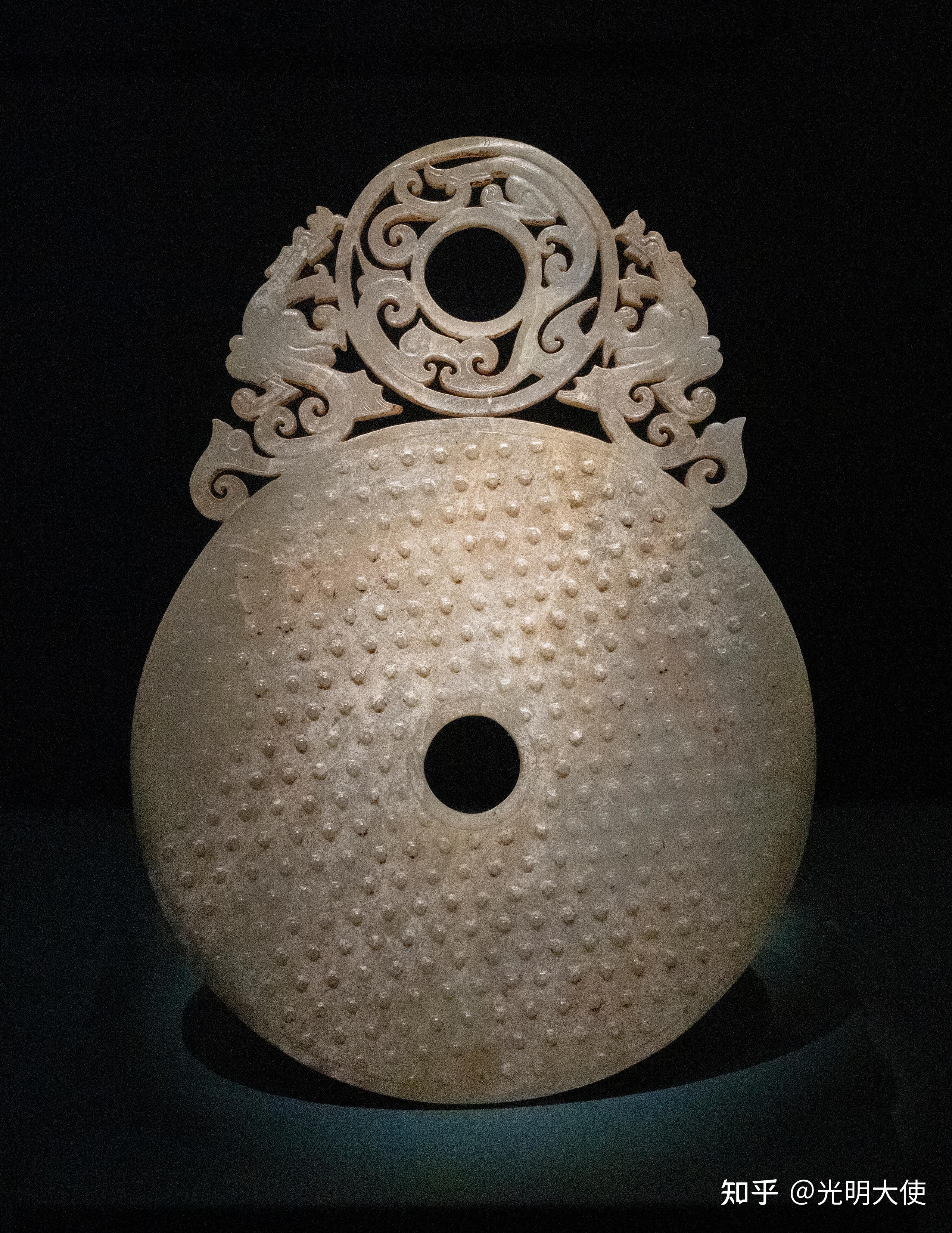 震旦博物馆馆内藏品以佛教造像,玉器,陶器及青花瓷器为主;展览分常设