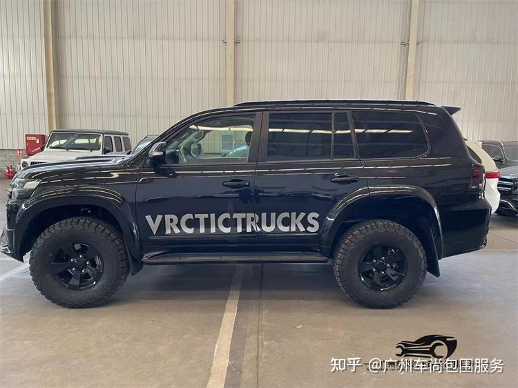 新款兰德酷路泽改装黑金刚宽体轮眉