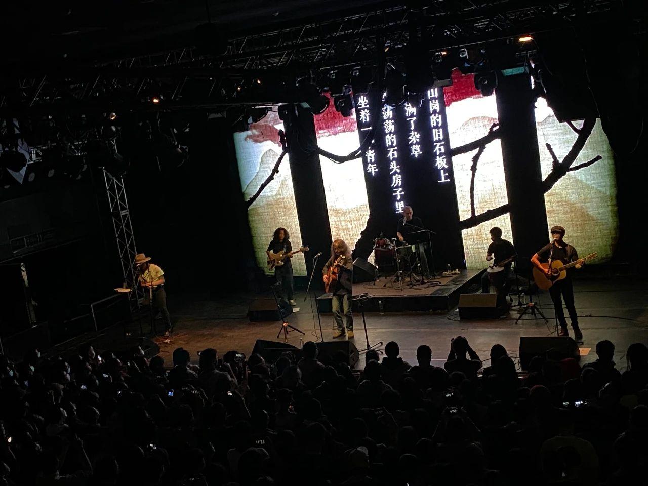 糖果live演出现场这时的演出,已经不需要我来操办组织,我和台下的观众