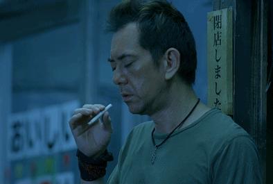 69动漫中但凡有眼睛画成一条线的,比如上图黄秋生这也眯着眼睛抽烟