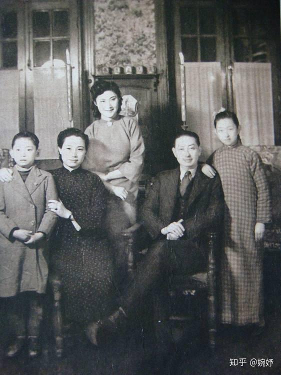 博得他们的好感后,又取得了梅兰芳千金梅葆玥的信赖,她通过讲故事的