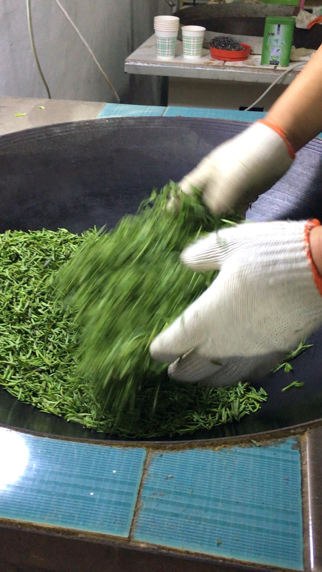 量少,挑的净,投入的人工成本大,要保证炒制出来的茶叶条索完整,杀青