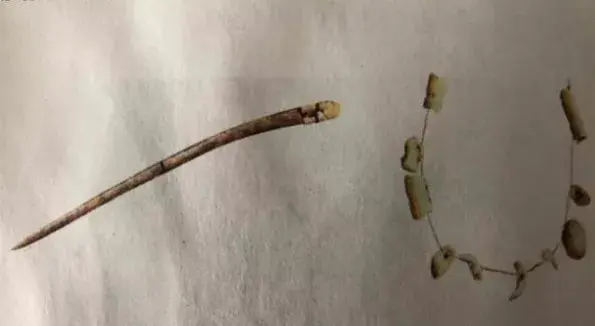 山顶洞人使用的骨针和装饰品