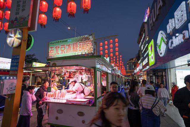 要去沙湖沙坡头,要去贺兰山苏峪口,除此以外,也一定要去怀远夜市,银川