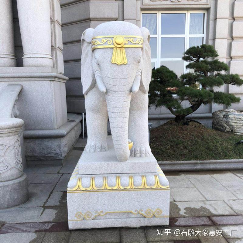 别墅门口的石雕大象似乎成了身份的象征