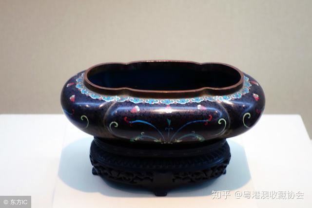 緑釉仙人型筆洗　中国古美術　文房四宝 國立故宮博物院- 筆洗是文人用來盛水，以作為沾水或洗滌毛筆之用。平常