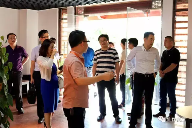 市银监局局长傅兵以及中信信托的领导在副县长张福清,度尾镇镇长蔡俊