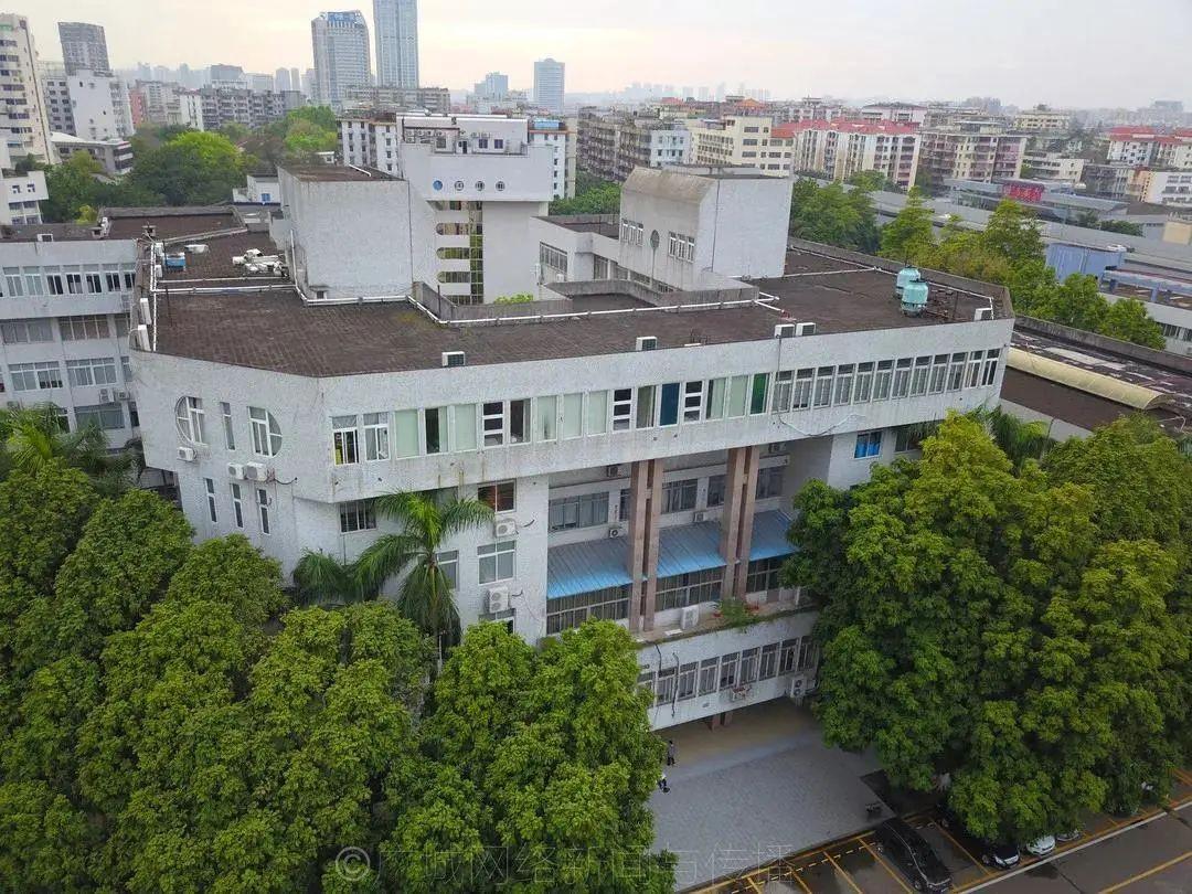 广州城市职业学院校门图片