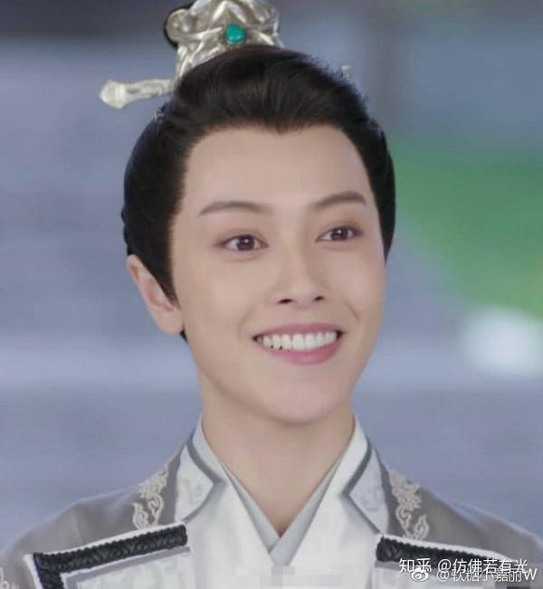 新鲜出炉的小女花不弃里的反串莫若菲,在剧中的角色真的是男的哦,动图