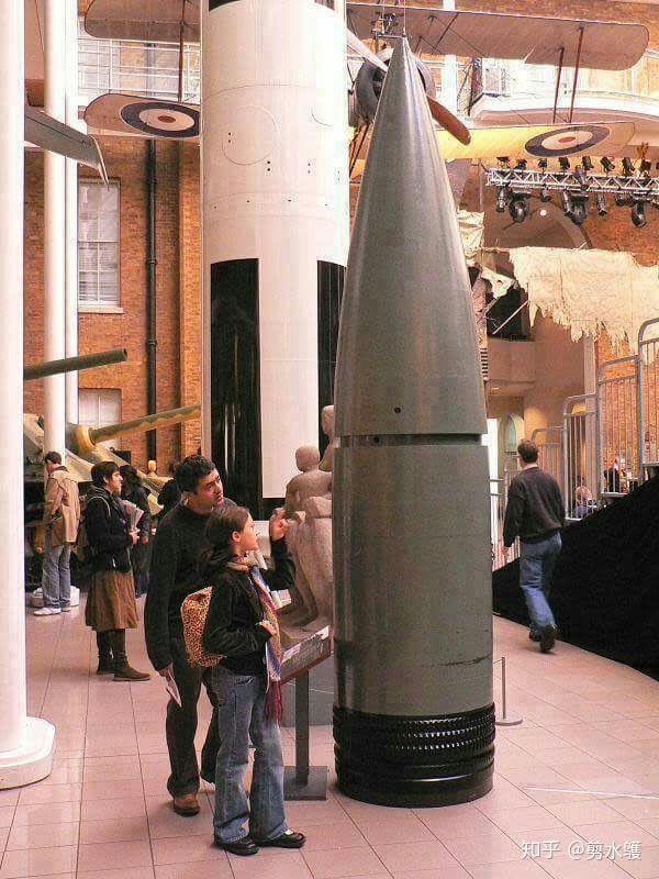 800 毫米高爆弹重 4800 千克,穿甲弹重 7100 千克,与高脚柜大致处于