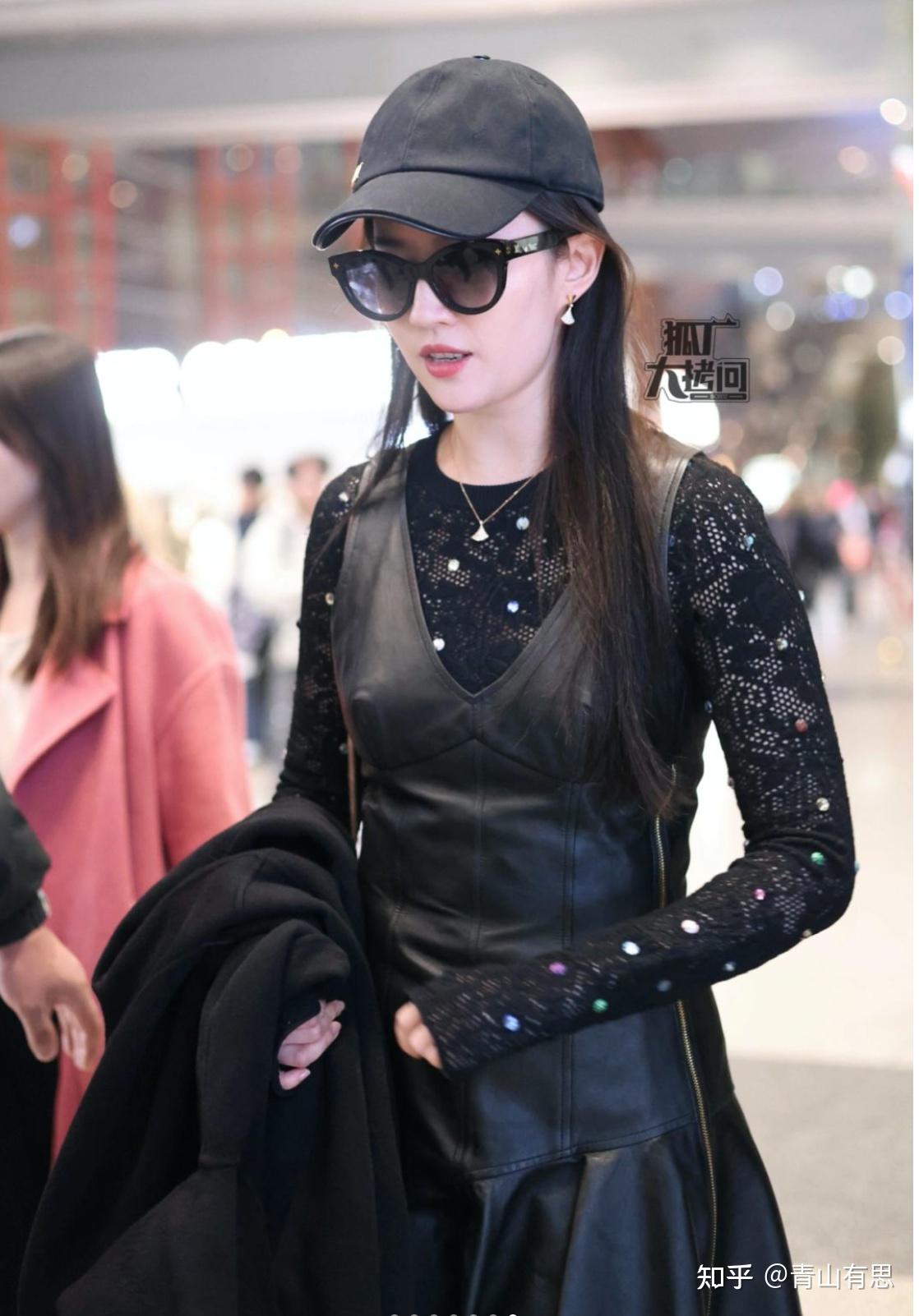 刘亦菲现身机场一身黑色皮裙酷飒有型人群中美成焦点