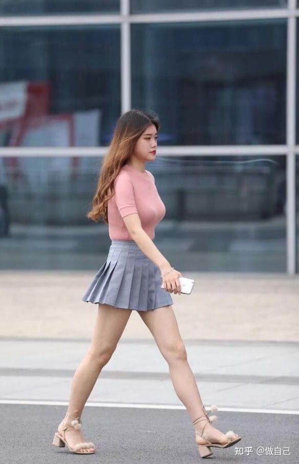 超短裙是女生夏天的必备,展示优美的身材曲线,凹凸有致,是人类一道