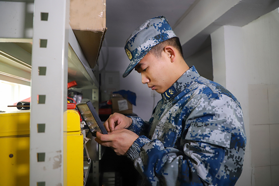 学雷锋空降兵部队这样做