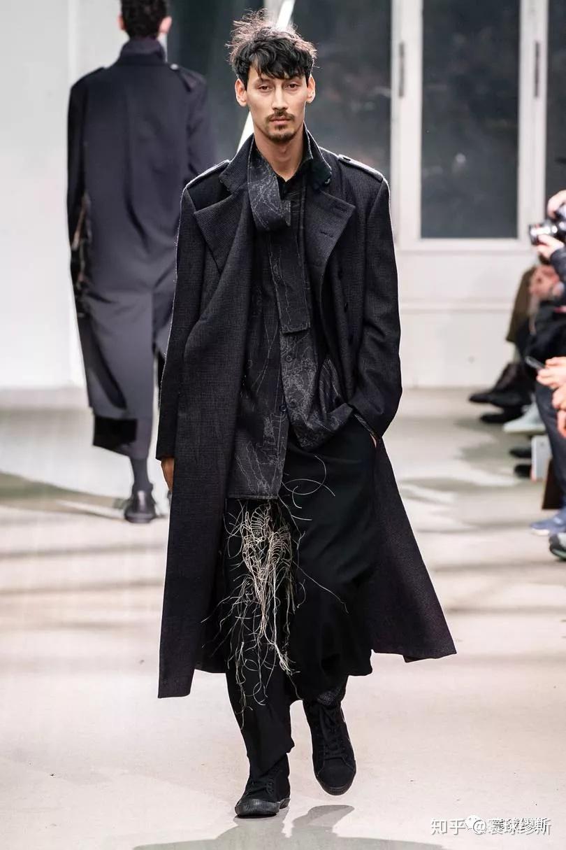 山本耀司2019aw系列这次山本耀司将黑色布料作为画布用服装来了一场