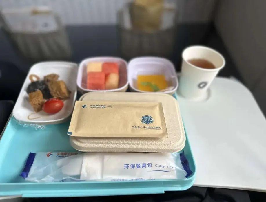 东航"可持续飞行"航班首航,餐食以植物肉或全素食代替传统肉制品