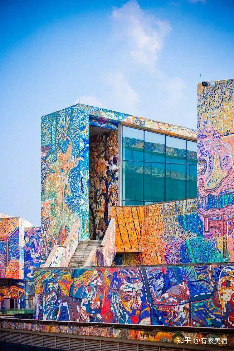 作为近两年新崭露头角的文艺地标,整个美术馆,外立面被巨大彩色图案所