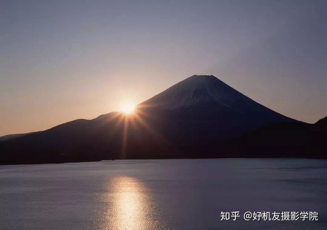 侧光照射在表面凹凸不平的物体表面时,会出现明显的明暗交替光影效果