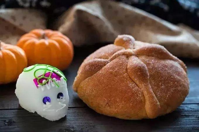 亡灵面包(pan de muerto)亡灵面包是一种掺了龙舌兰酒的甜面包,表皮撒