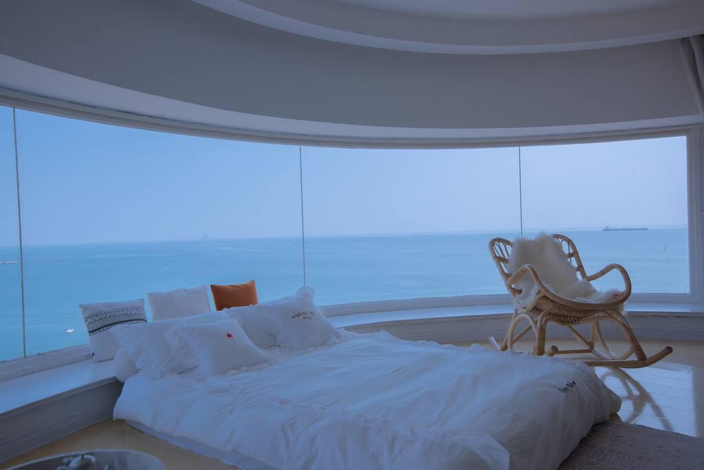 青岛海边的民宿,还有270度超大曲面落地窗