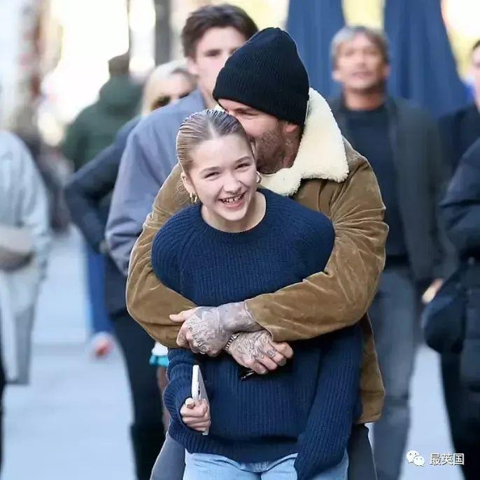 小七被贝克汉姆当街熊抱12岁身高已直逼贝嫂被全家团宠被爹亲昵惹争议