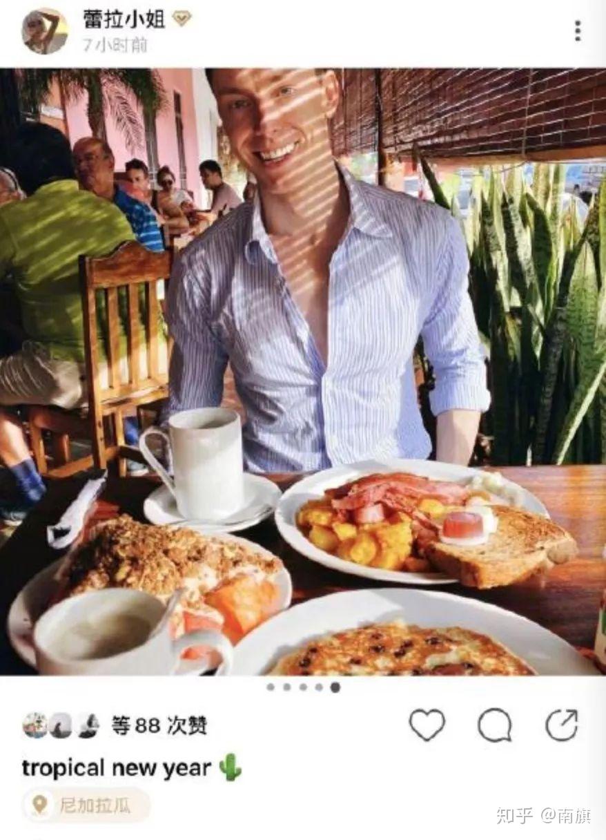 她在ins上po上了一张照片,一名外籍男子正坐在地上与狗狗玩耍,许婧配