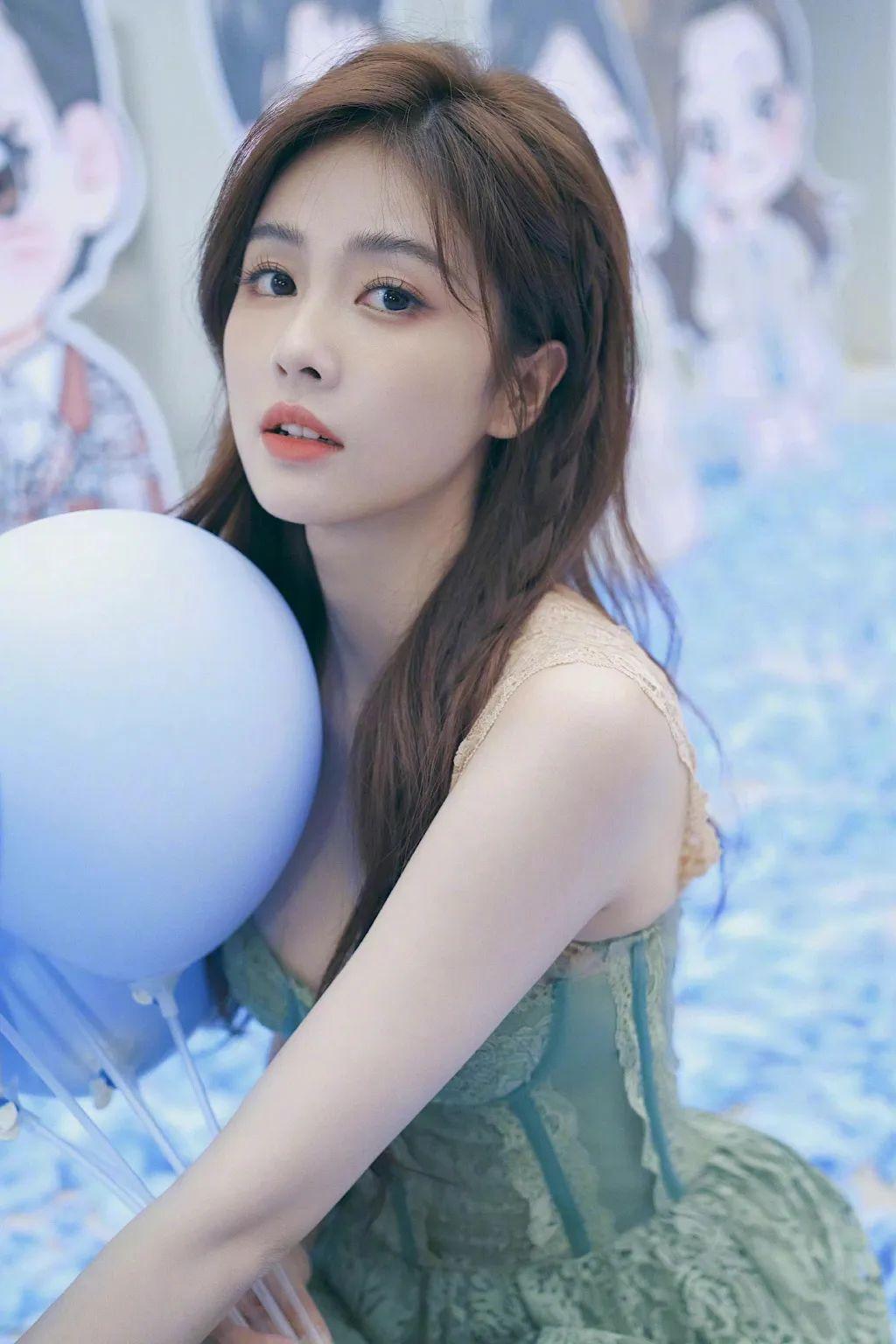 大美女白鹿一袭绿色长纱裙仙气飘飘