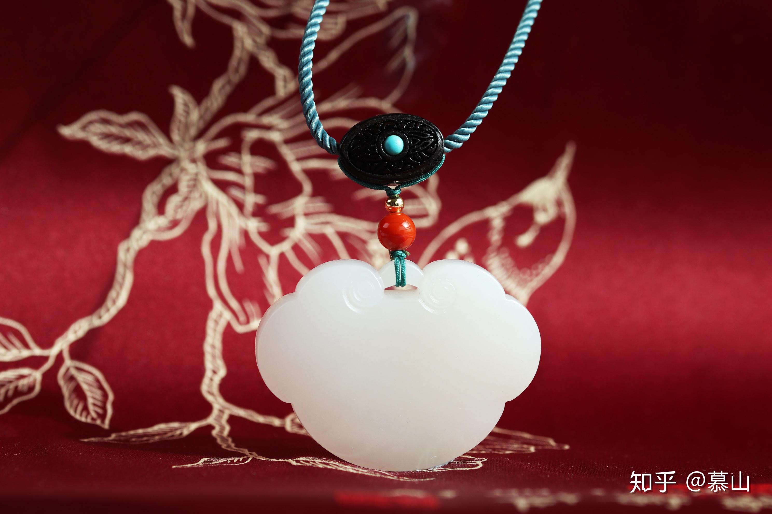 曹雪芹创作《红楼梦》时也不忘给他偏爱的主人公脖子上挂块"通灵宝玉"