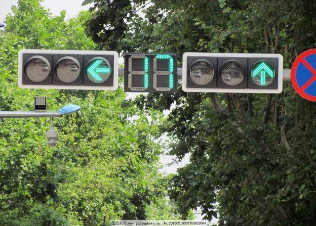 在路口等待的时候,稍微楞了一下神,绿灯亮起了还没有及时开车,这种