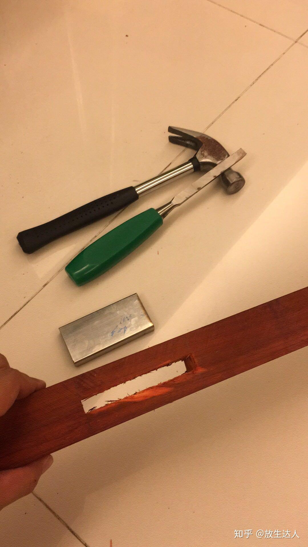 兴致勃勃楼下五金店8元入手10mm木工凿一个,铅笔钢尺画线定位,开干!