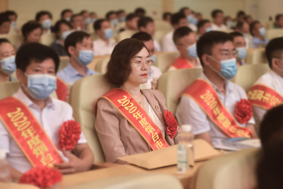 橙色云创始人孙伟杰、总经理赵迎芳分别获得十佳功勋企业家、优秀企业家勋章