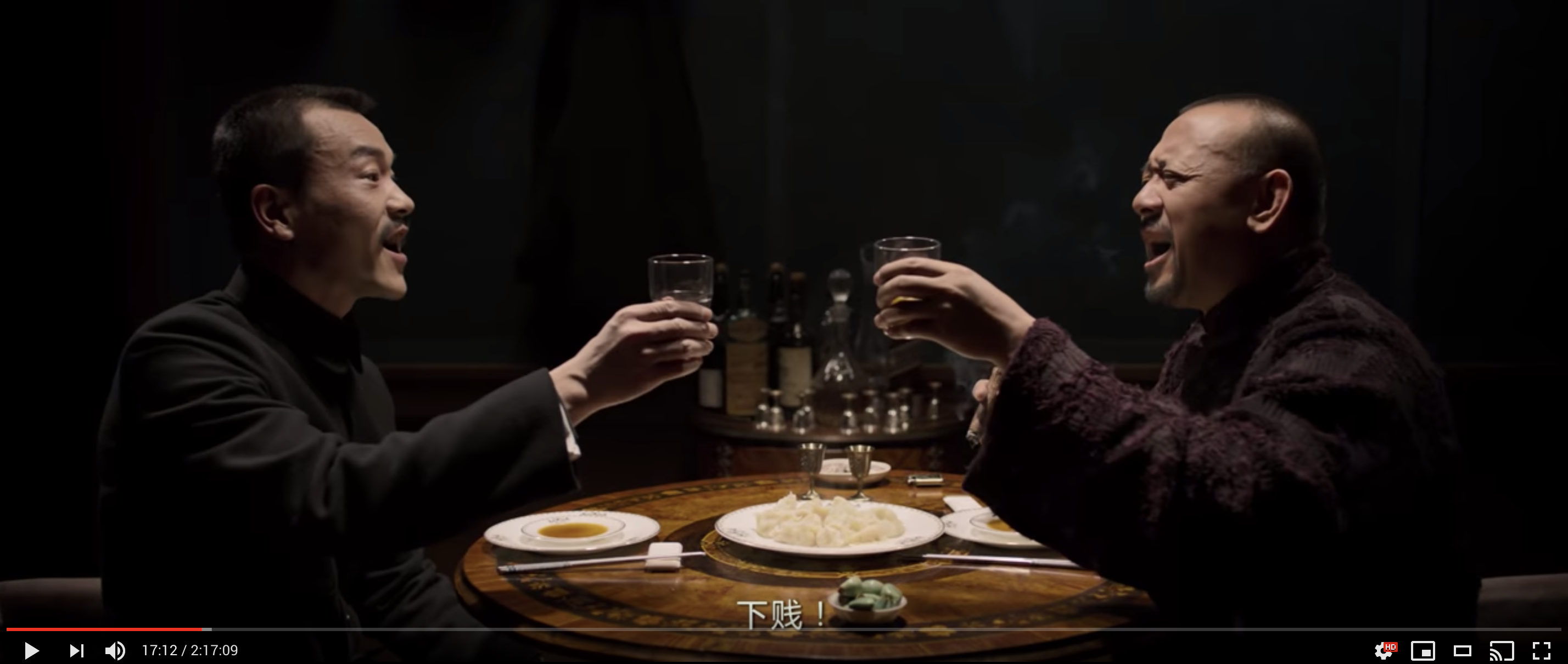 求电影《了不起的盖茨比》里面有一个镜头就是盖茨比举起酒杯微笑 身后是烟花 求一张高清图_百度知道