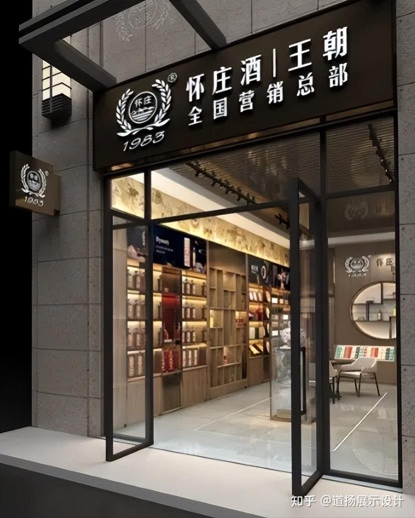 在进门区域,辅助性增加专卖店展示门头,有利于进一步提升品牌识别性.