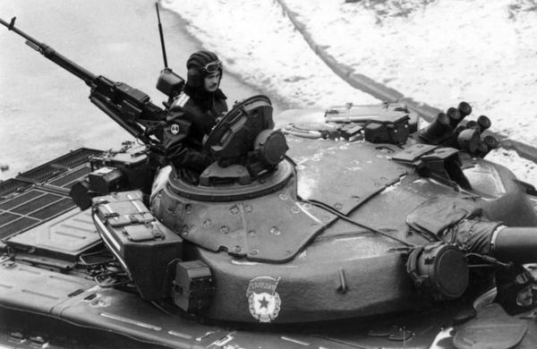 待nera装入后加装顶板焊接密封,可以清楚的看到t-72b炮塔顶部空腔顶板