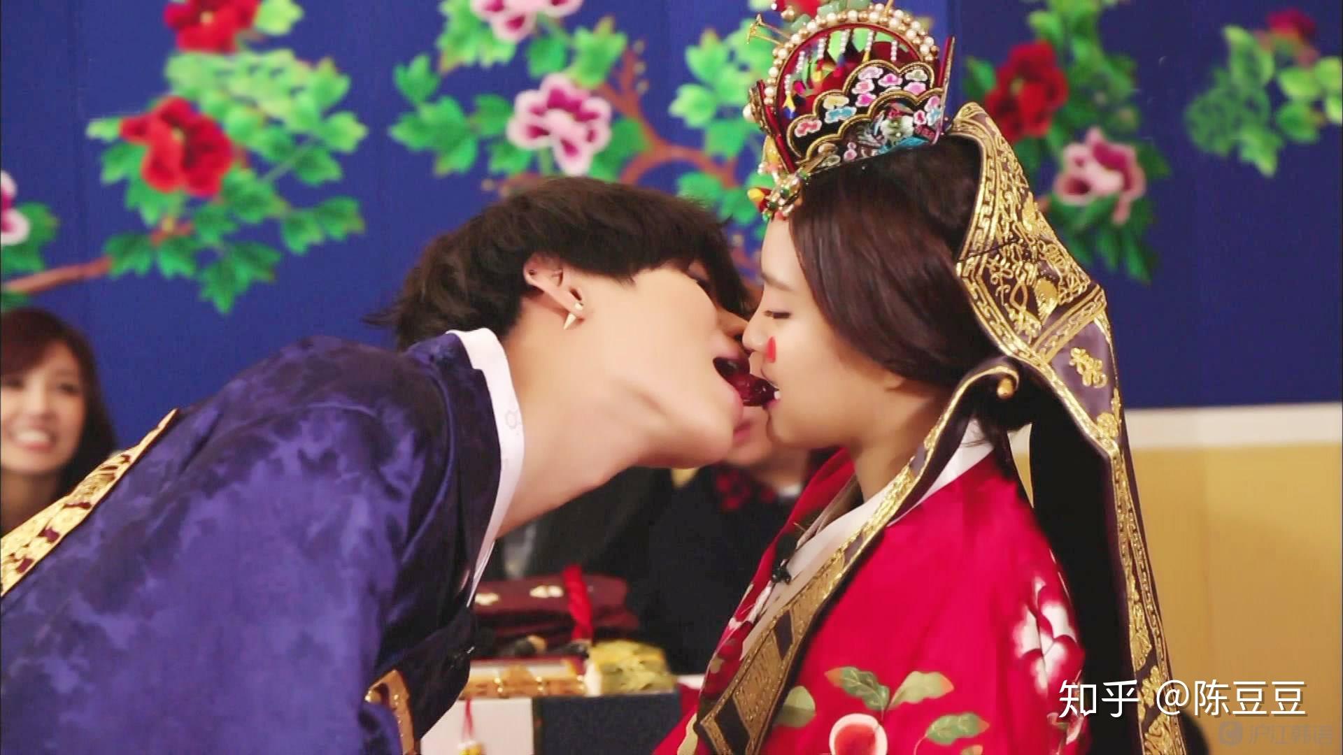 《我们结婚了》,是由韩国mbc电视台制作的以艺人"假想结婚"为卖点的