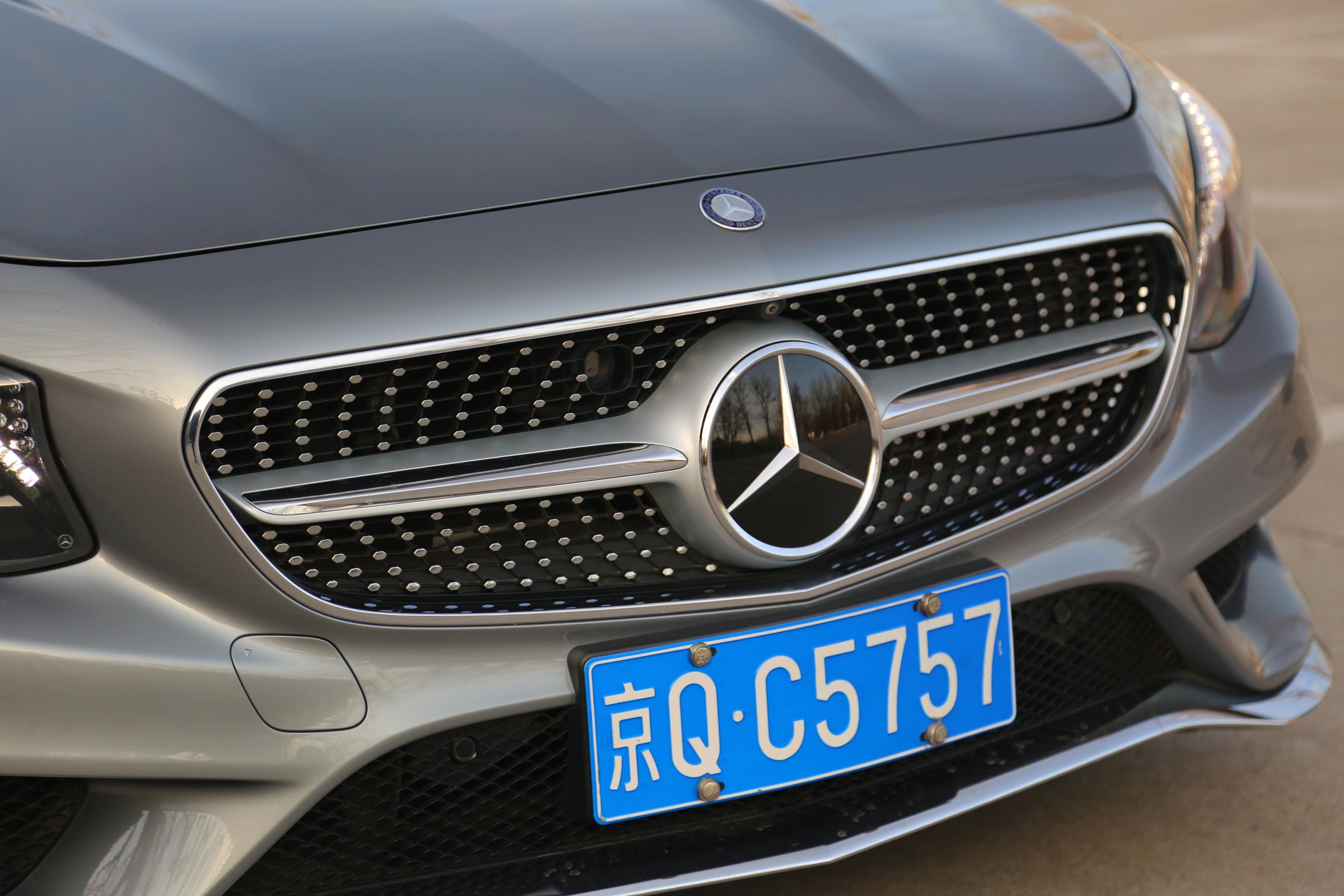 硕大的进气格栅加入类似满天星的装饰,摆脱了s级轿车那种有些厚重的