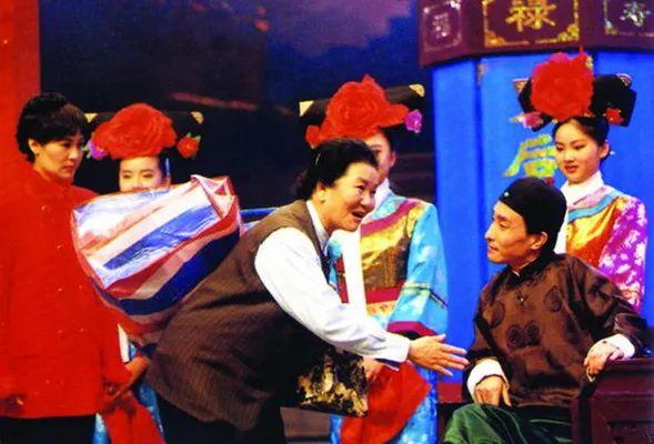 1988年,他和赵本山合作演出了小品《十三香》.