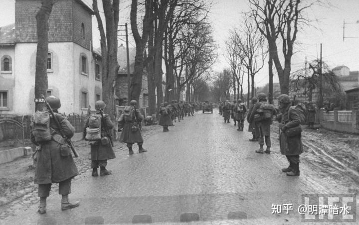 1前腳市場花園行動失敗後腳德軍便在阿登地區組織裝甲力量反擊