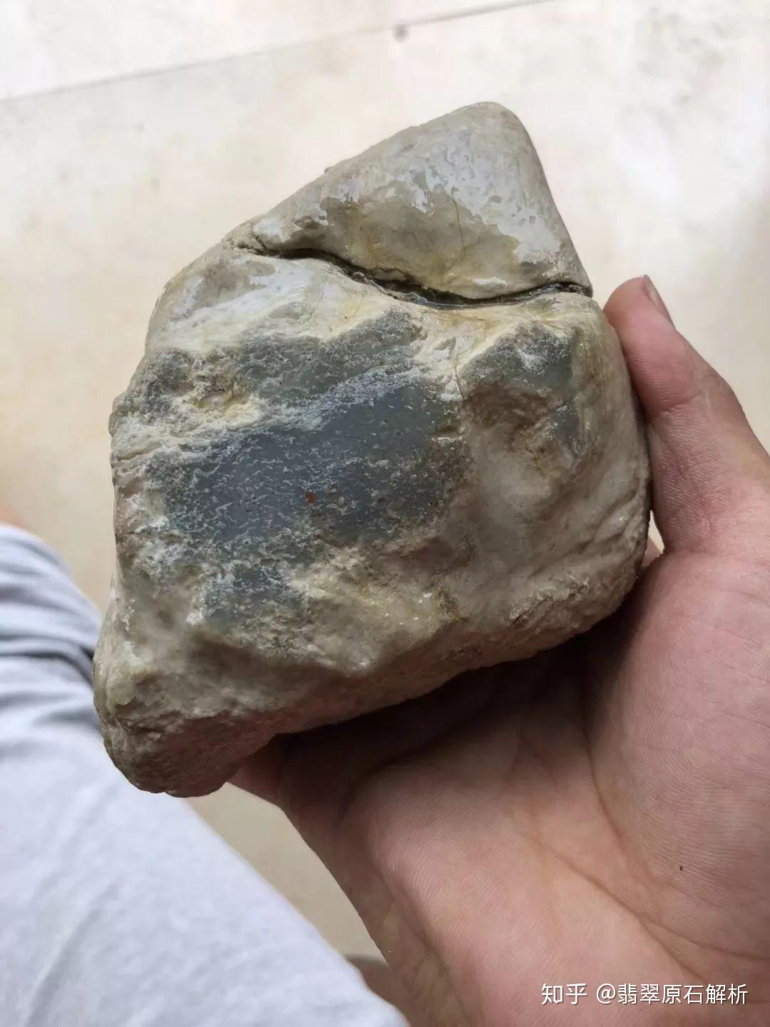 高冰莫西沙原石一刀下去惊艳全场竟成了人人追捧的抢手货