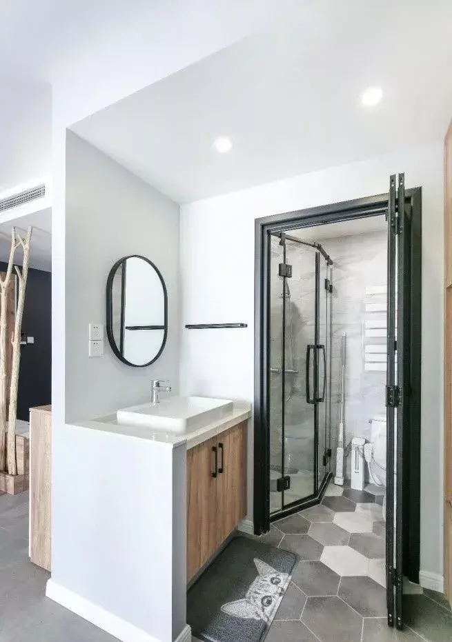 轻松实现干湿分区,而且因为洗脸盆位置只是占了公用部分的一小块地方