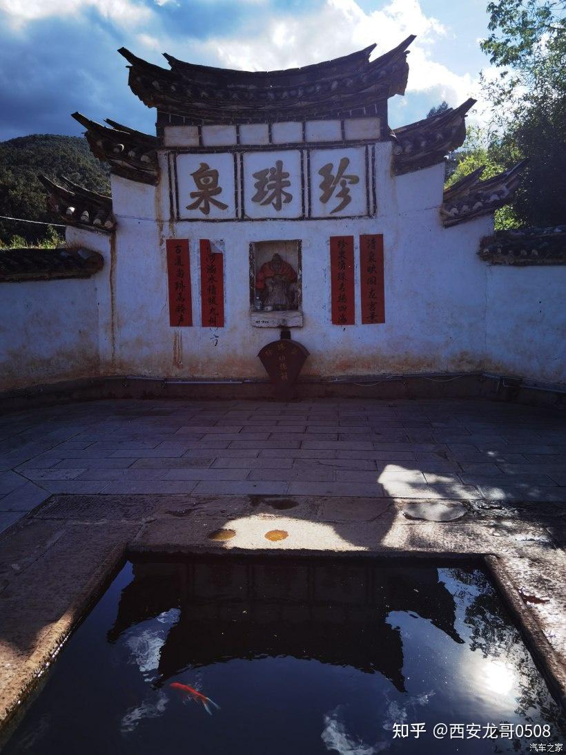 顺着茶马古道继续往前走,就是珍珠泉.泉水清澈,味道甘美.