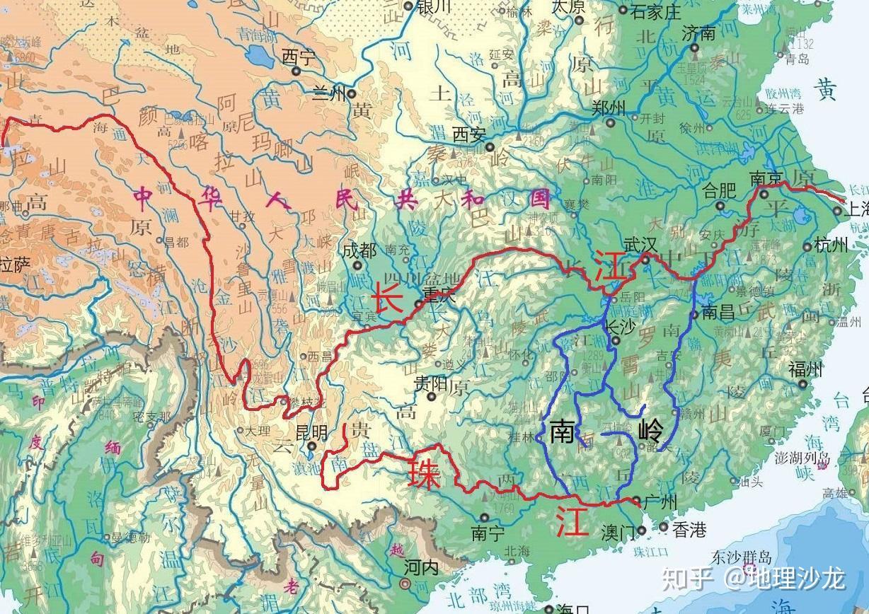 广东省,湖南省和江西省之间,地理位置相对偏南,从纬度来看南岭大概