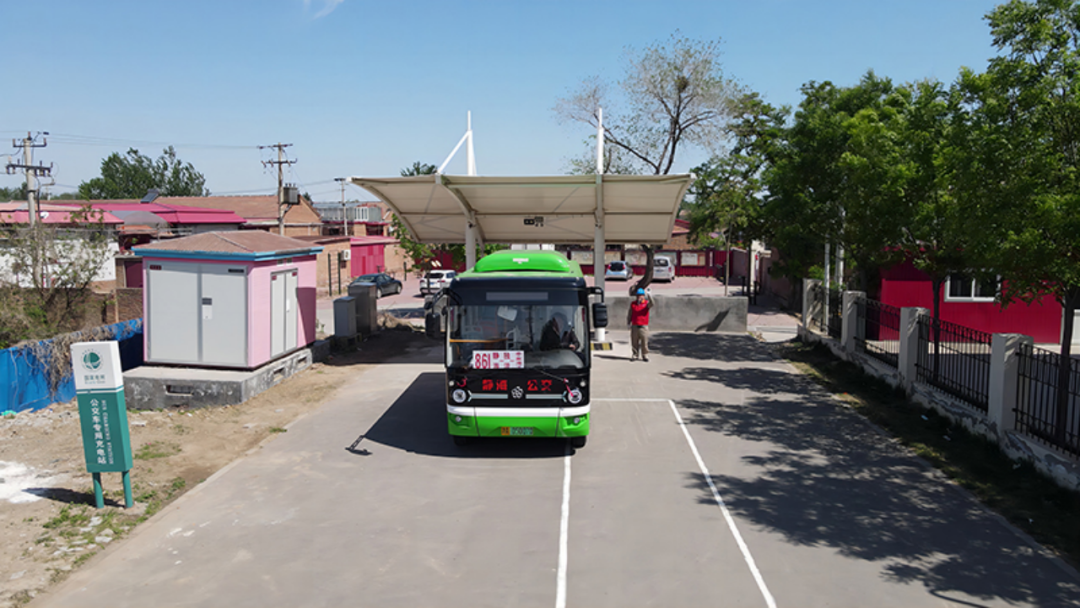 车在新建设的充电站完成快速充电发车20分钟后,861路到达独流镇政府